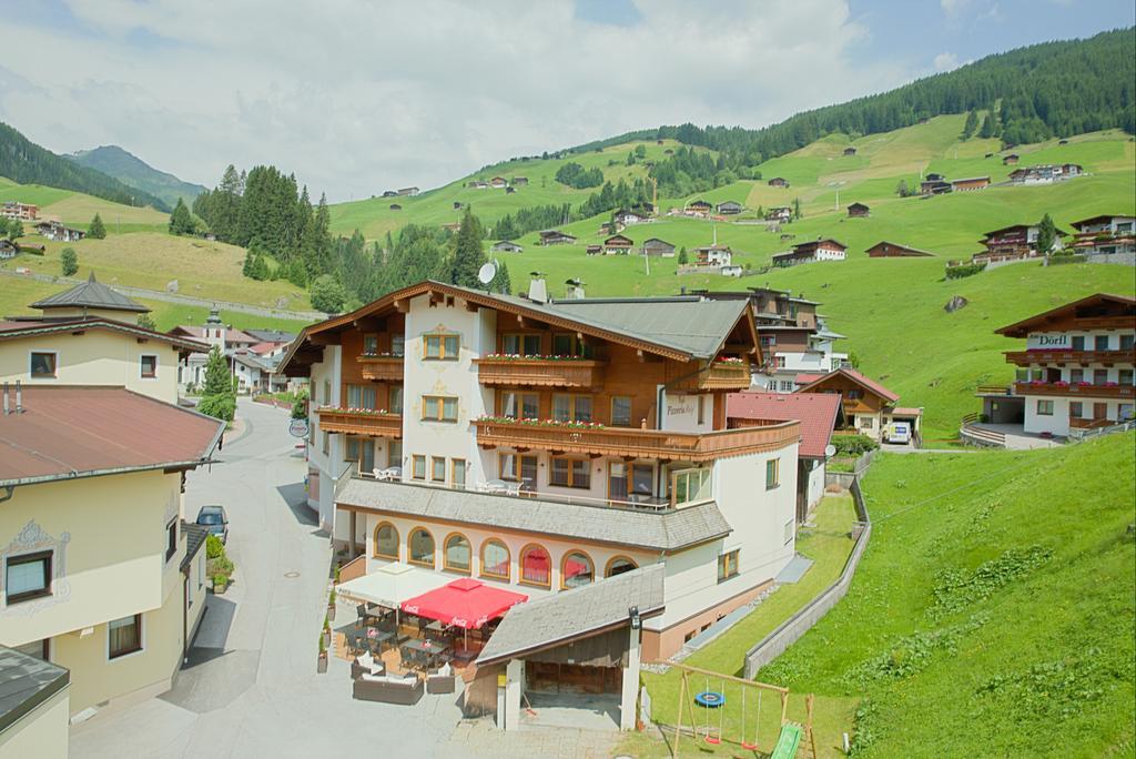 Aparthotel Dorfplatzl Garni Tux Bagian luar foto