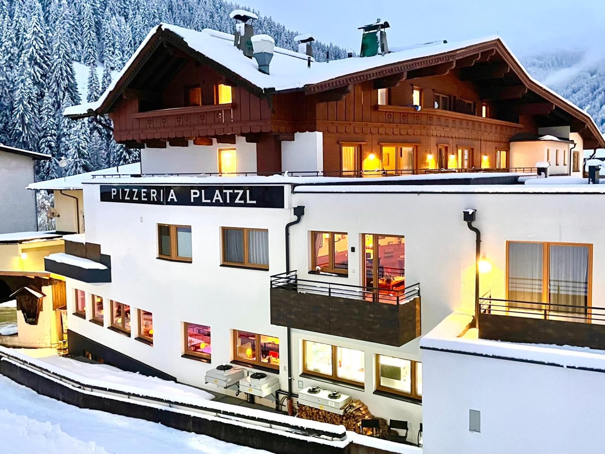 Aparthotel Dorfplatzl Garni Tux Bagian luar foto