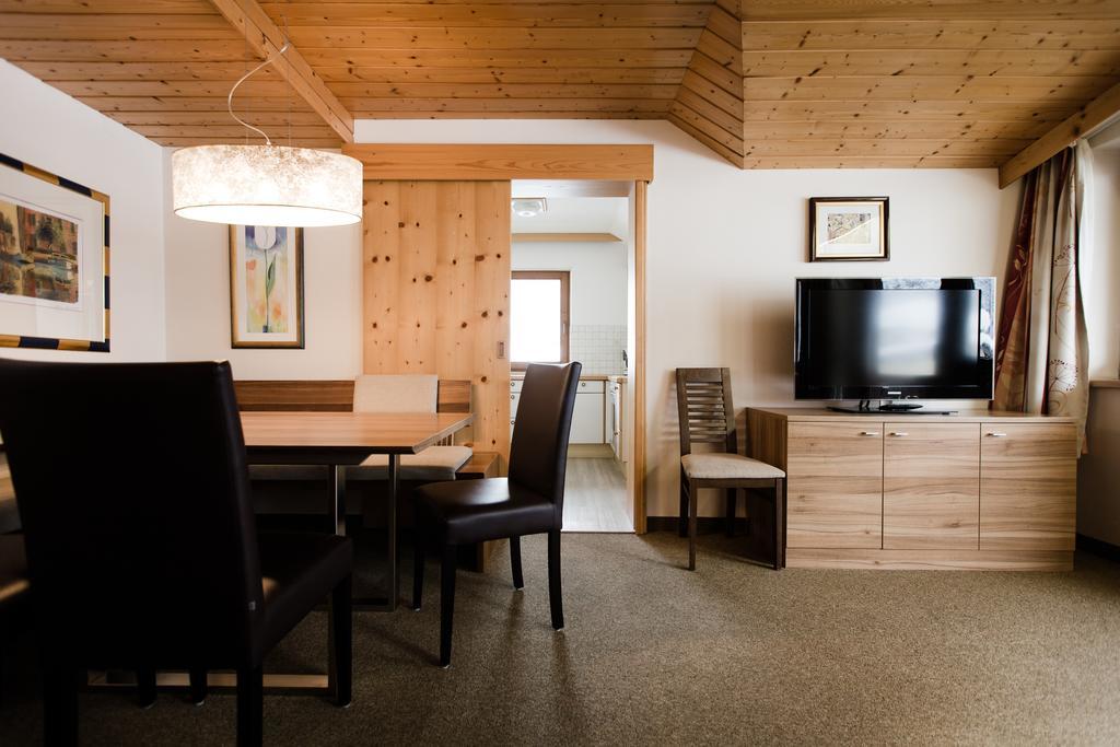 Aparthotel Dorfplatzl Garni Tux Ruang foto