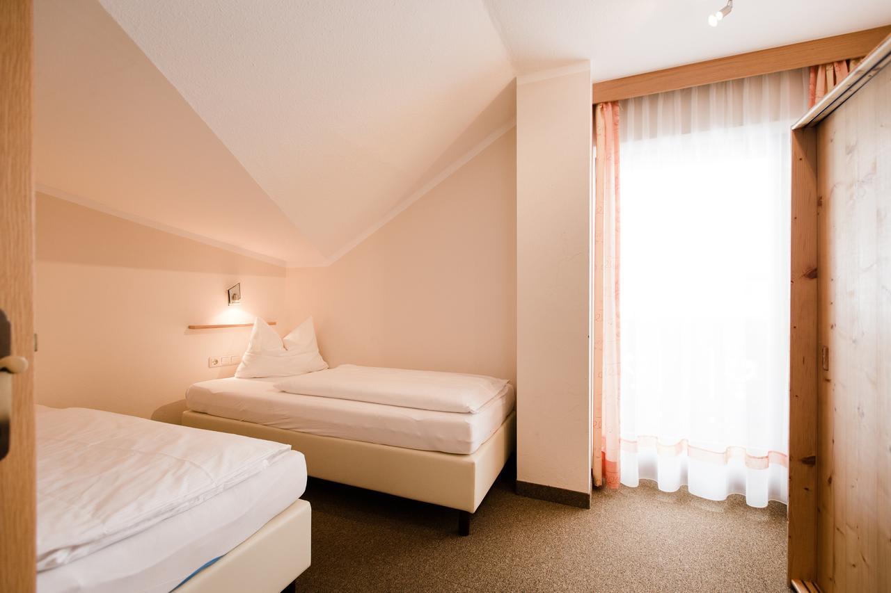 Aparthotel Dorfplatzl Garni Tux Bagian luar foto