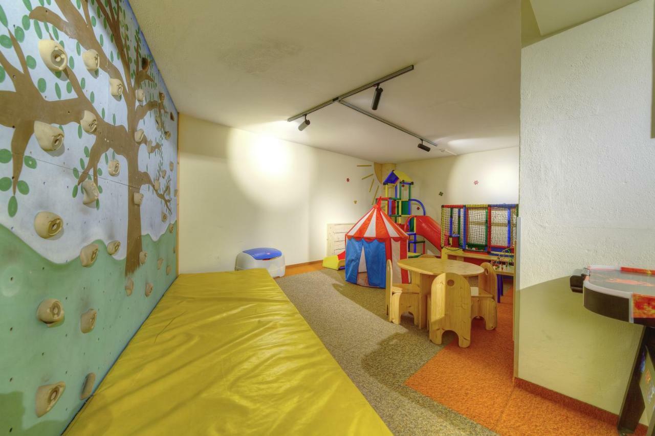 Aparthotel Dorfplatzl Garni Tux Bagian luar foto